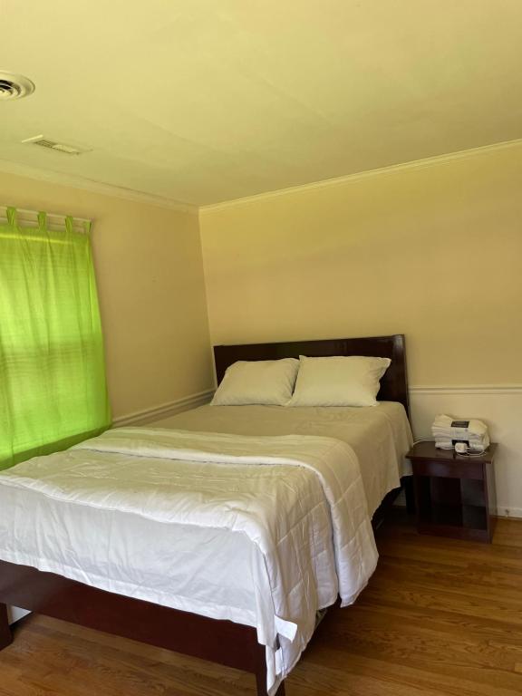 a bedroom with a bed and a green window at Eusleep pleasure in Fairfax
