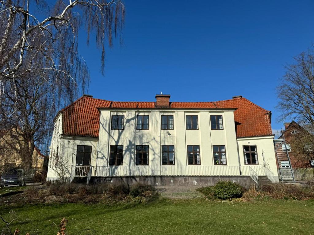 ランツクルーナにあるSTF Landskrona Hostelの赤屋根の大白屋敷