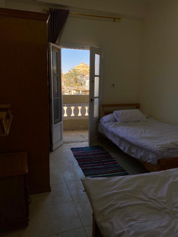 Postel nebo postele na pokoji v ubytování RAAK HOTEL فندق راك