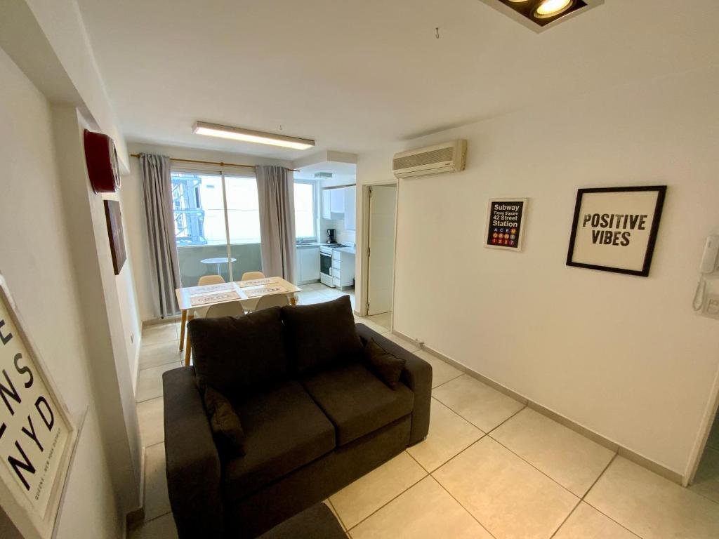 uma sala de estar com um sofá e uma janela em 9 de Julio 930 5 B em Rosário