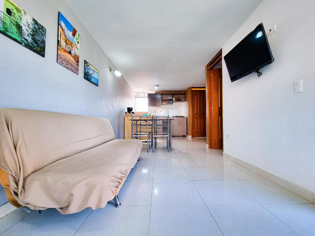 sala de estar con sofá y TV de pantalla plana en Casa cómoda en Rionegro Antioquia, en Rionegro