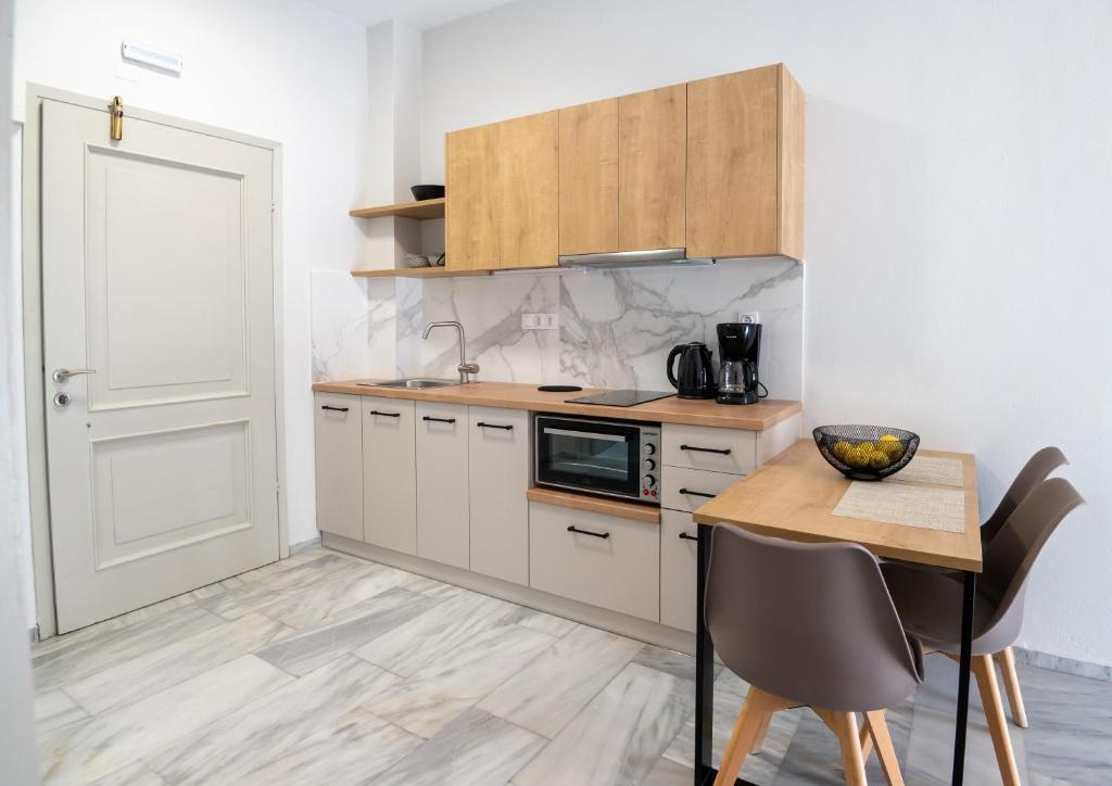 Kuchyň nebo kuchyňský kout v ubytování Mardinik Hotel Apartments