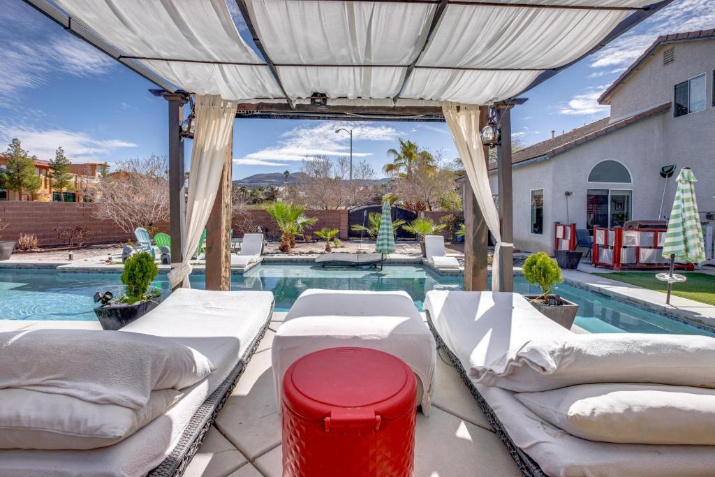 eine Terrasse mit 2 Betten und einem Pool in der Unterkunft Luxurious Henderson Retreat - 13 Mi to The Strip! in Las Vegas