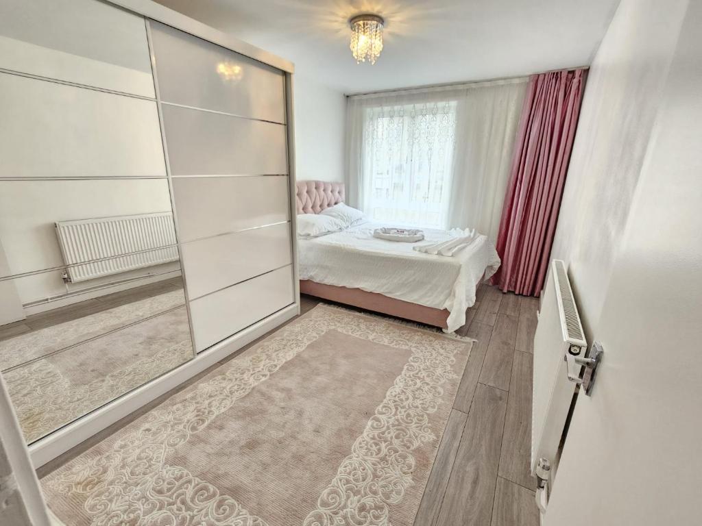 a small bedroom with a bed and a window at Cozy 2 bed flat in London