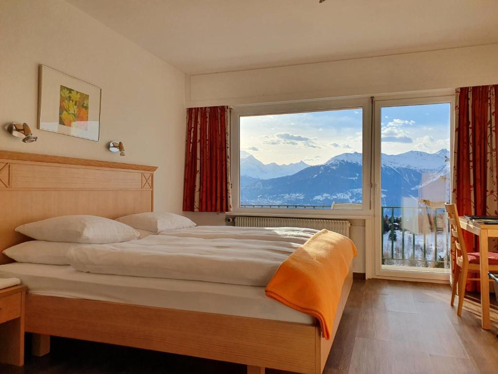 Nespecifikovaný výhled na hory nebo výhled na hory při pohledu z hotelu