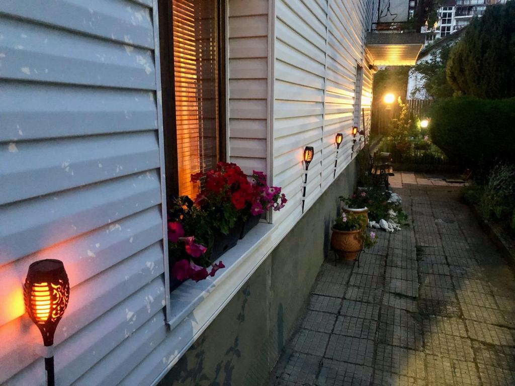 ベリ・イスカにあるGuest House Niyaの横の灯りを持つ家
