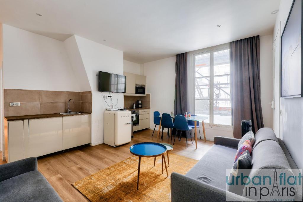 un salon avec un canapé et une table dans l'établissement 62 - Beautiful Apartment Triangle d- 100m from Champs-Elysees, à Paris