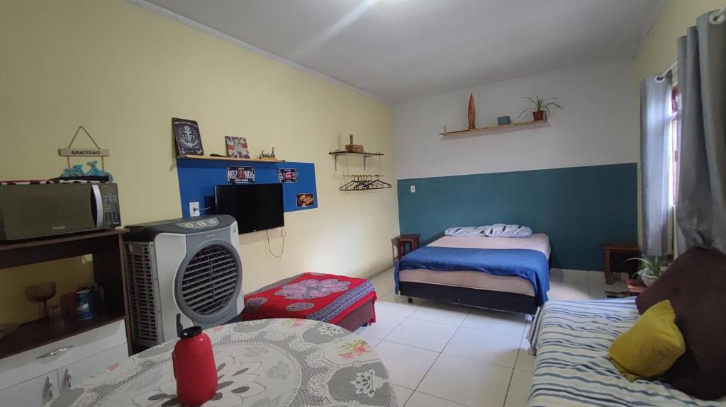 Habitación con 1 dormitorio con 1 cama y 1 sofá en Espaço perto de Campinas, en Goiânia