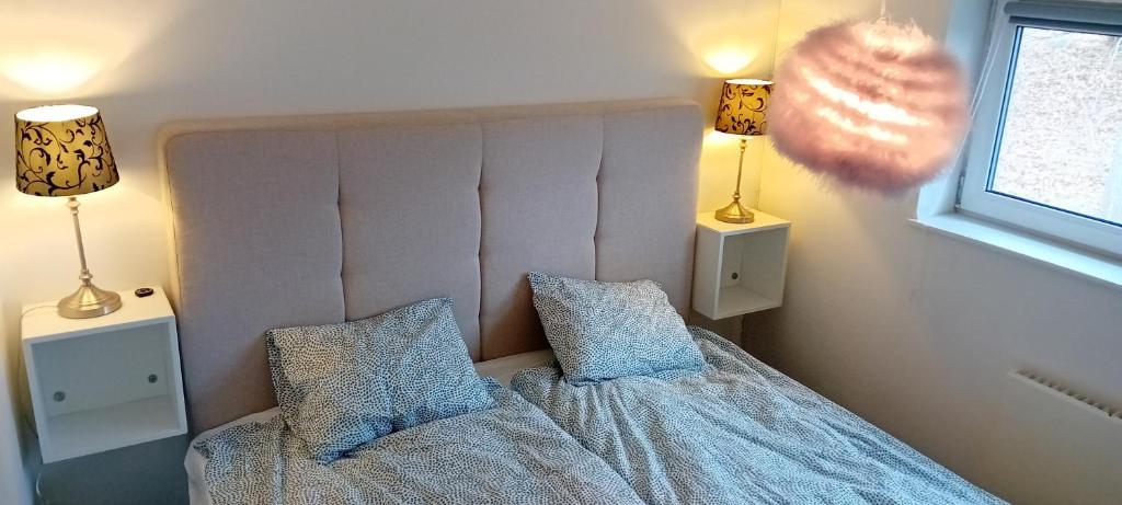 Postel nebo postele na pokoji v ubytování Gula huset