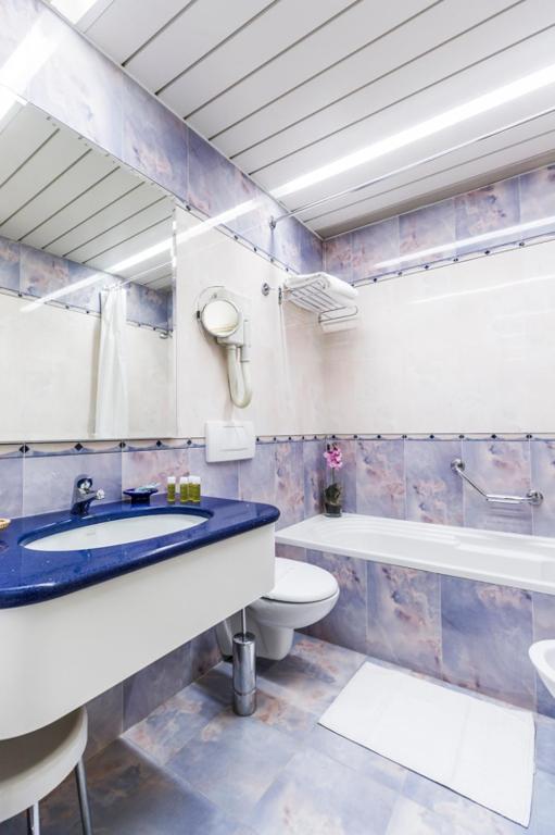 Koupelna v ubytování Melas Hotel