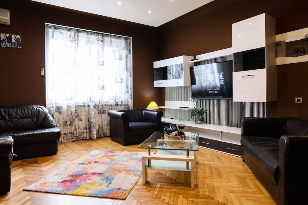uma sala de estar com um sofá e uma mesa de centro em Urban Elegance:Center,1BDR Haven em Zagreb
