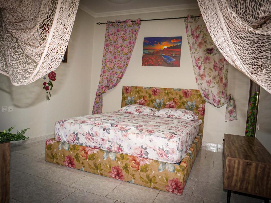 Tempat tidur dalam kamar di apartment in a quiet area!