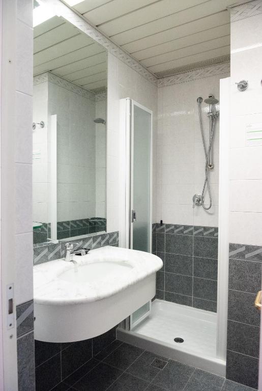 Koupelna v ubytování Melas Hotel