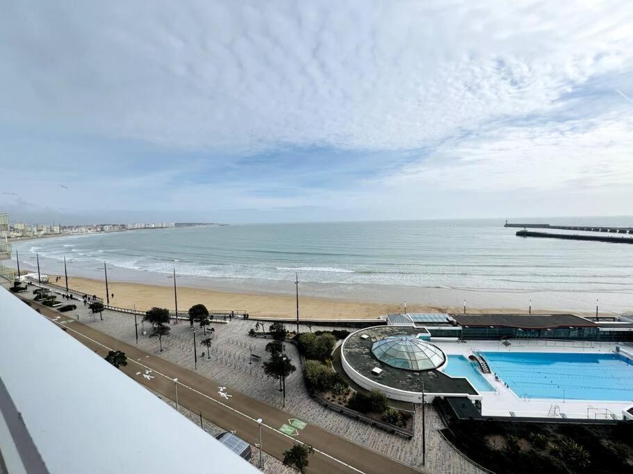 Ein Blick auf den Pool von der Unterkunft Mirasables - Appartement dernier étage terrasse vue mer oder aus der Nähe