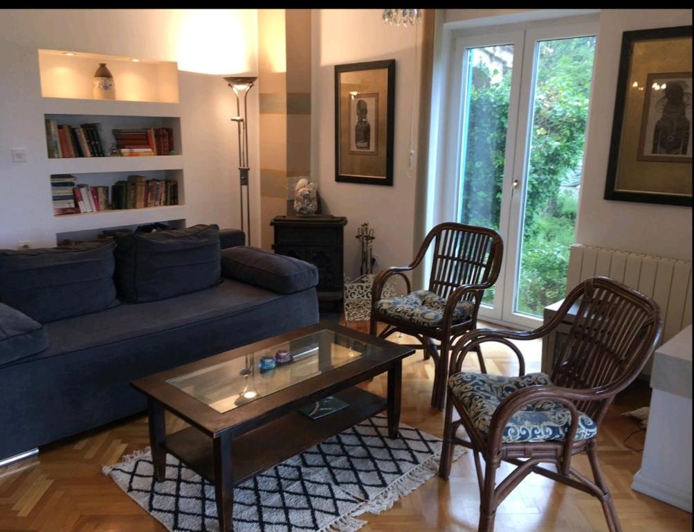 een woonkamer met een bank, 2 stoelen en een tafel bij House Marante Rijeka Krk Crikvenica in Hreljin