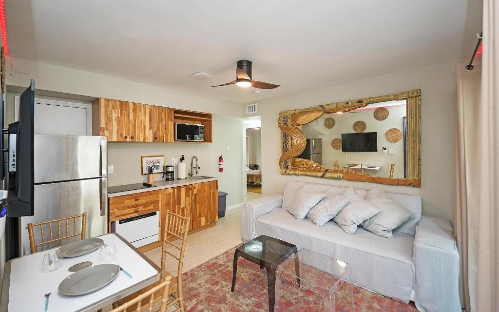 een woonkamer met een witte bank en een keuken bij Newly Apartment Just 5 Minutes to Brickell in Miami