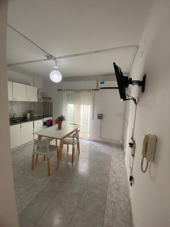 a kitchen and dining room with a table in a room at Depto Latorre in General Pico