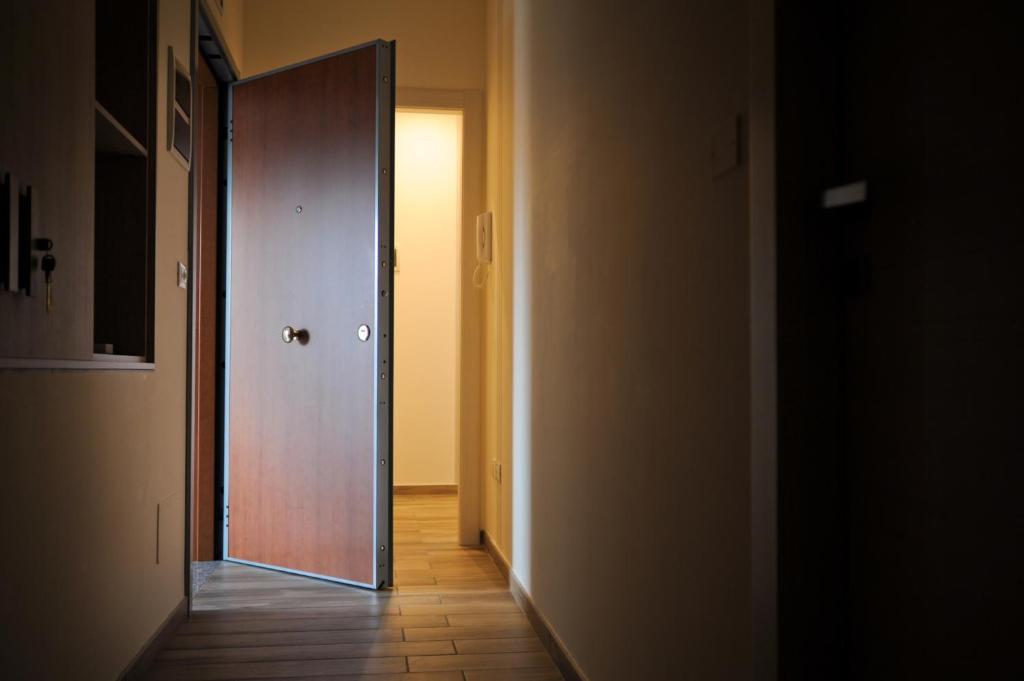 an empty hallway with a door and a hallwayngth at B&B Raffaello a Mare in Montesilvano