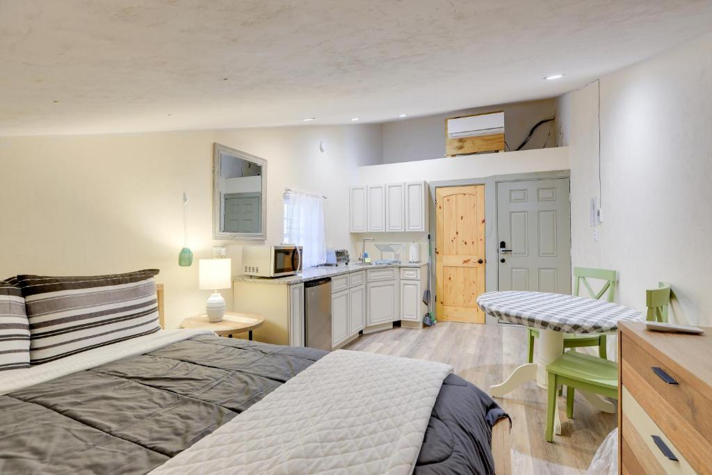 una grande camera da letto con un letto e una cucina di Pet-Friendly Studio Near World Equestrian Center! a Morriston