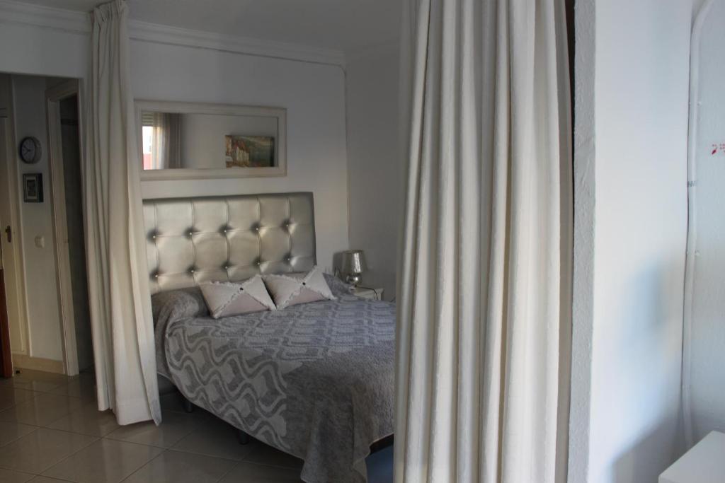 a bedroom with a large bed with pillows at Apartamento frente al mar in Torrox Costa