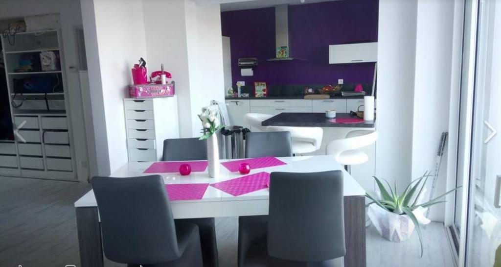 薩勒布里的住宿－L'instant présent - Chambre Alyzée，厨房配有桌椅和紫色橱柜