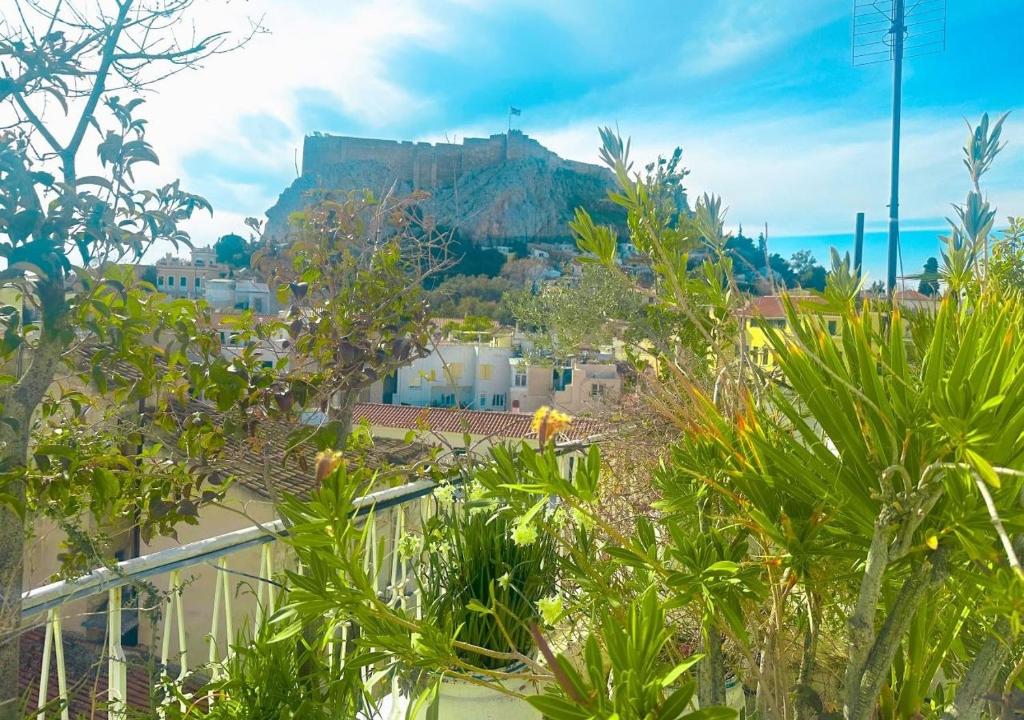 Blick auf einen Berg mit Häusern und Bäumen in der Unterkunft Acropolis Plaka Ambience Retreat in Athen