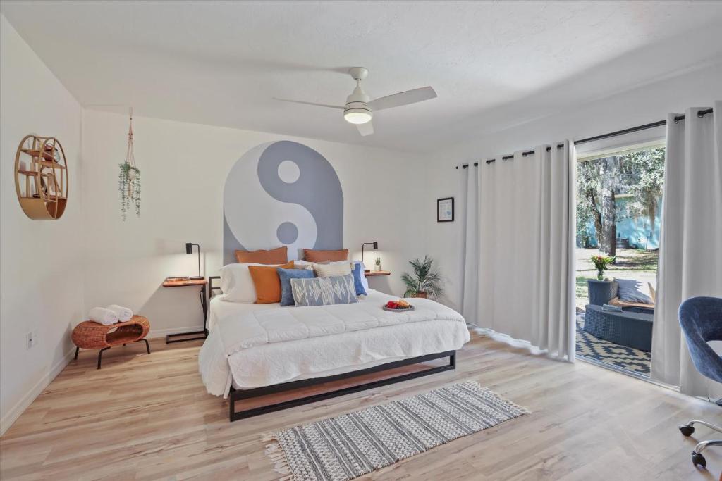 a bedroom with a bed and a large letter s on the wall at Ying Yang Suite King Bed Zen Condo in Gainesville