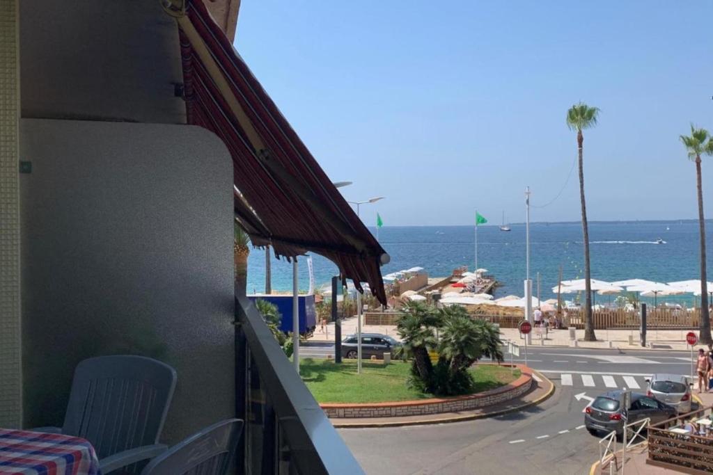une vue sur l'océan depuis le balcon d'un immeuble dans l'établissement Juan les pins centre Le France grand 3P vue mer, à Antibes