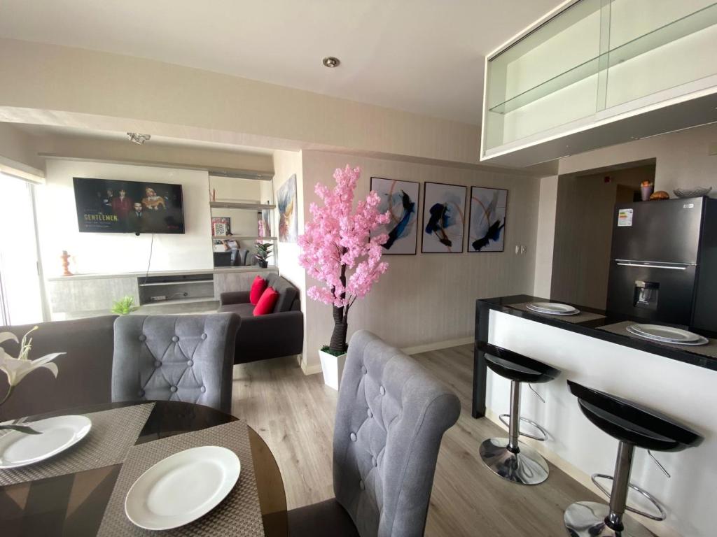 una sala de estar con una mesa y flores en una habitación en Apartment with 2 bedrooms next to Miraflores, en Lima