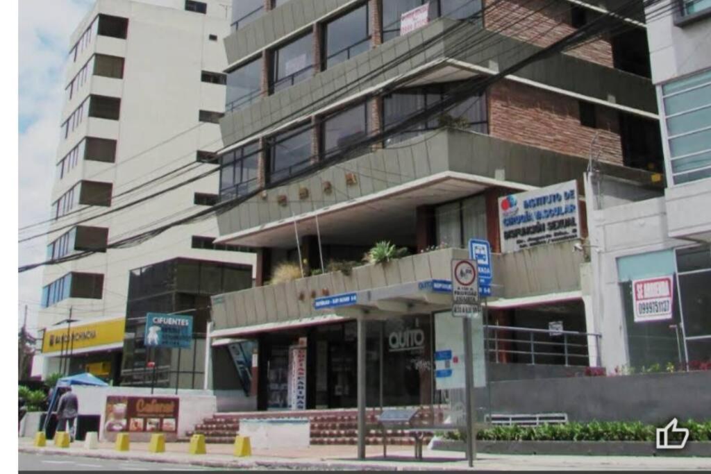 un edificio en la esquina de una calle de la ciudad en Suite frente a La Carolina CC El Jardín, en Quito