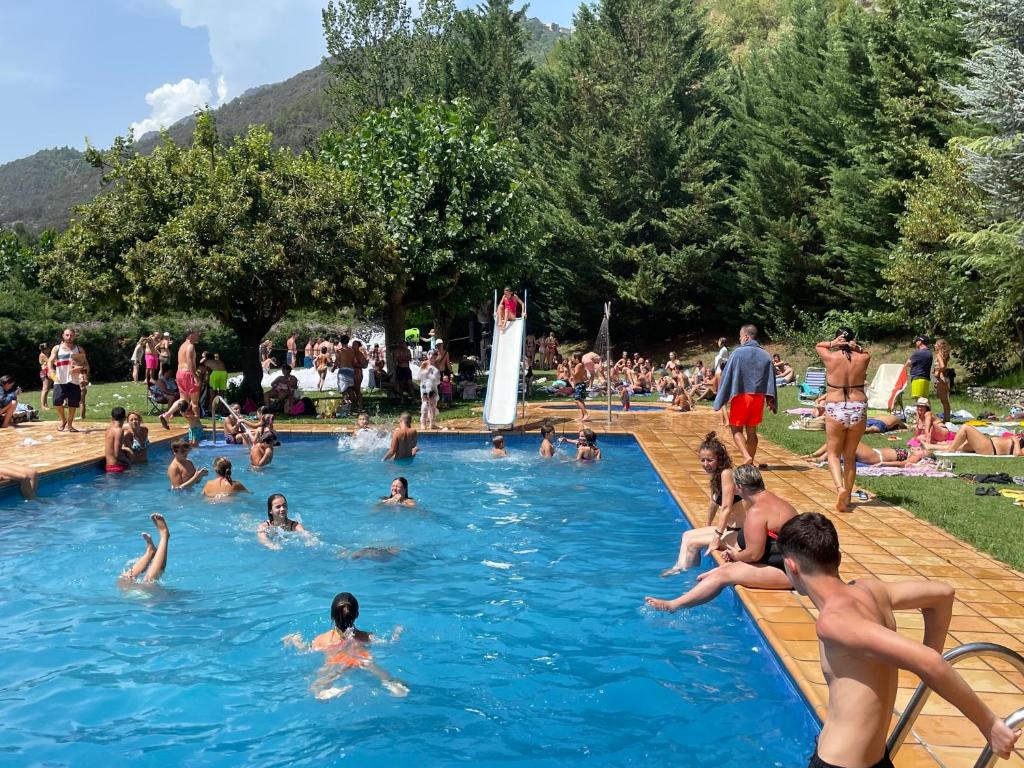 Bazén v ubytování Bungalows Pont d'Ardaix nebo v jeho okolí