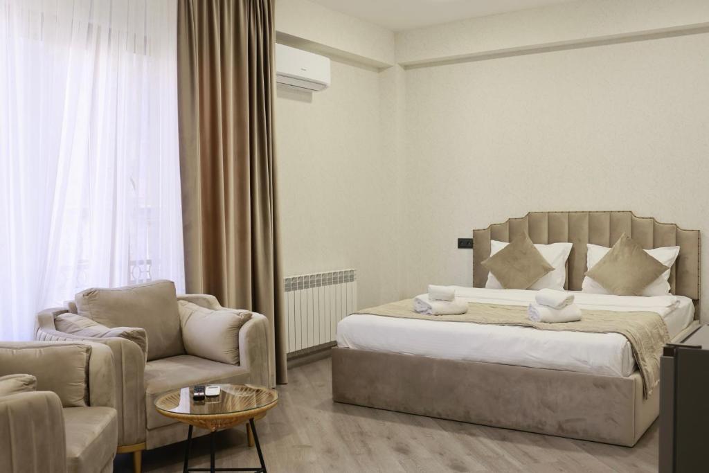 Postel nebo postele na pokoji v ubytování Royal Renaissance Hotel