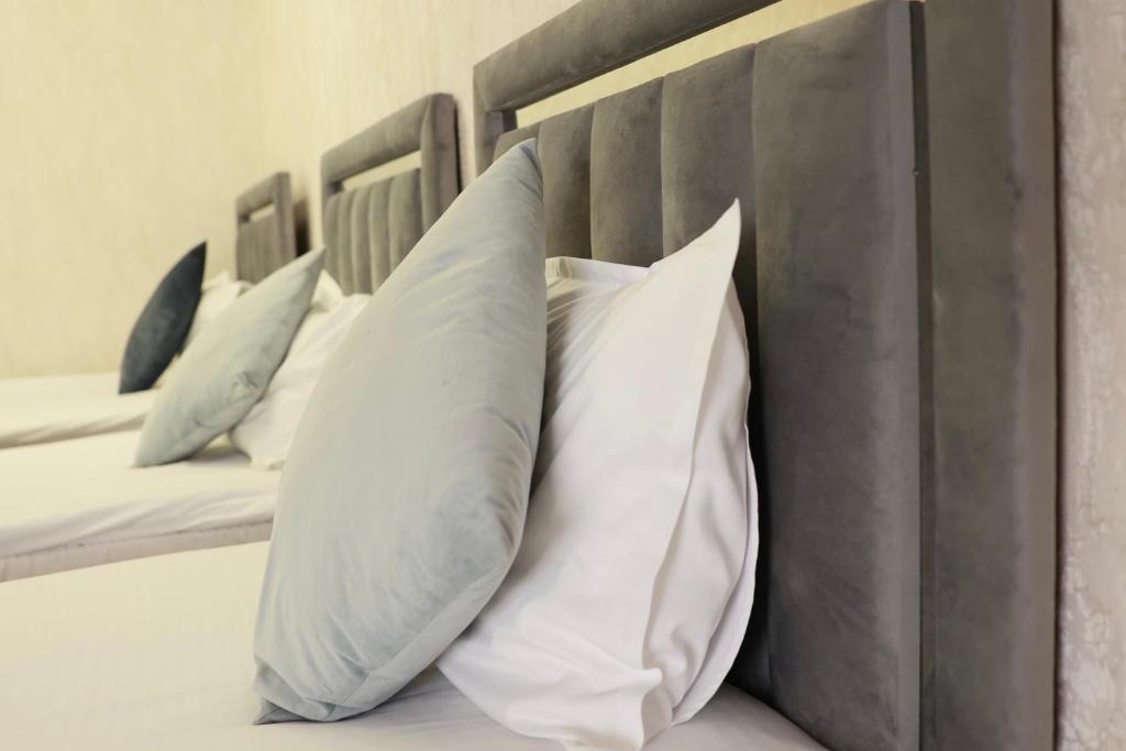 Postel nebo postele na pokoji v ubytování Royal Renaissance Hotel