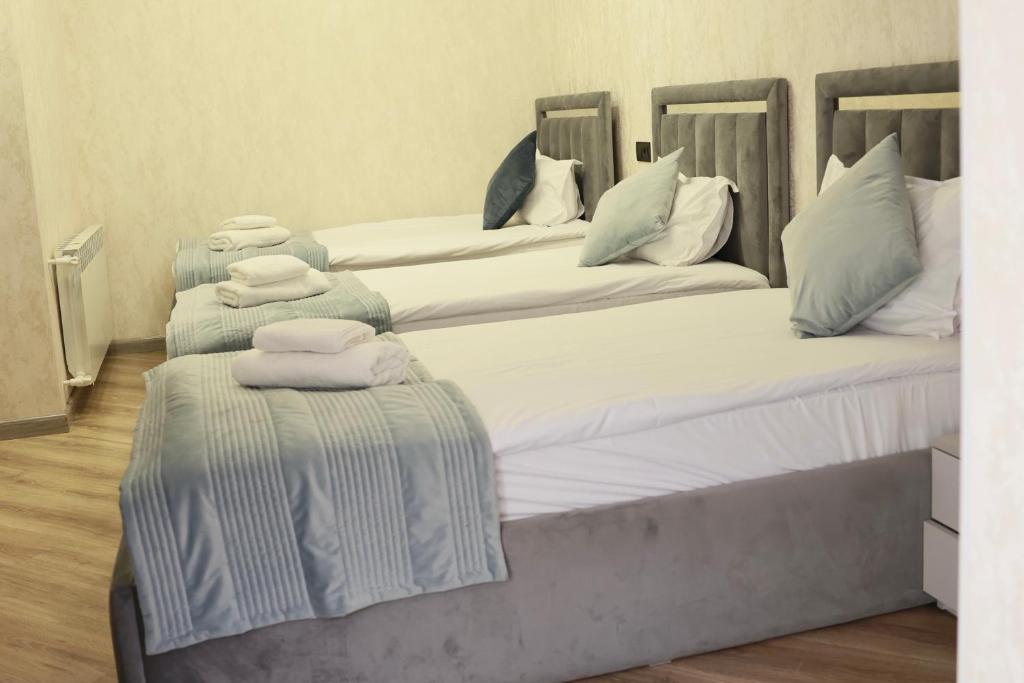 Postel nebo postele na pokoji v ubytování Royal Renaissance Hotel