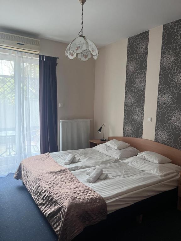 Postel nebo postele na pokoji v ubytování Hotel Rose City