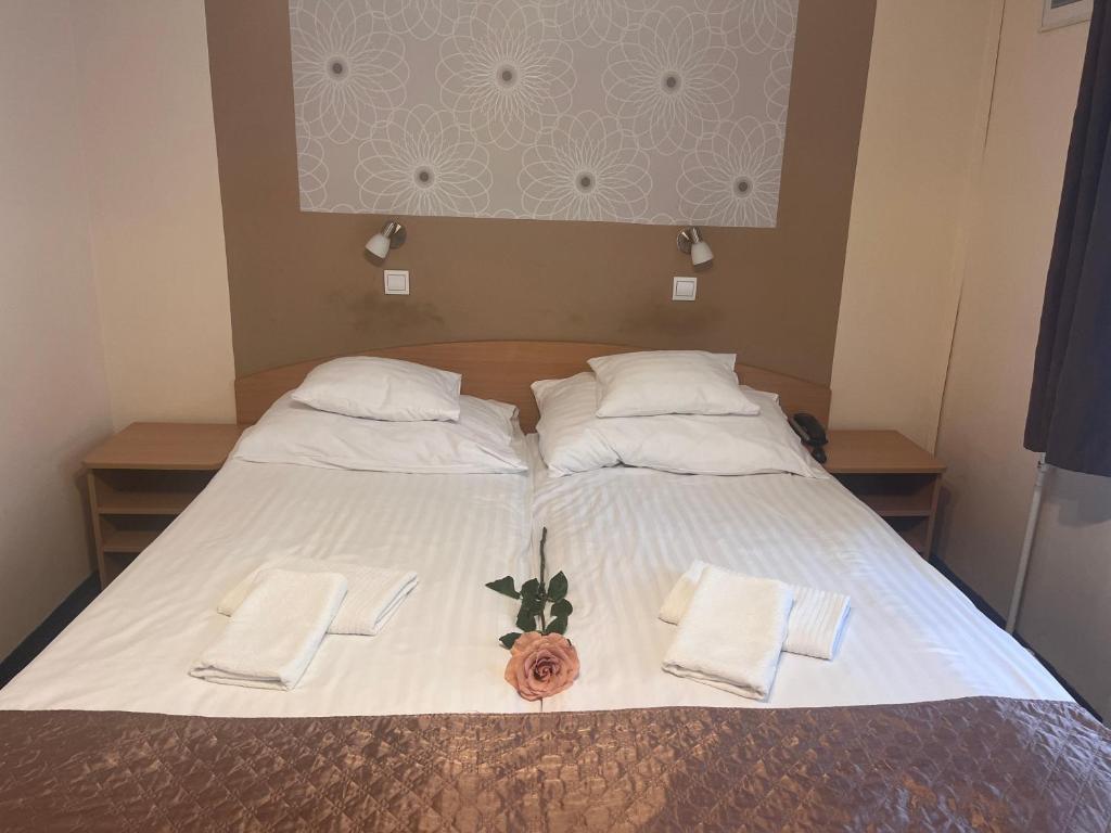 Postel nebo postele na pokoji v ubytování Hotel Rose City