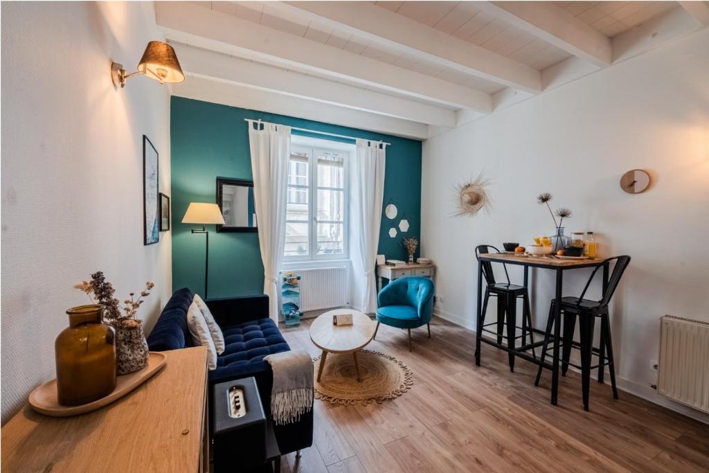 un salon avec un canapé et une table dans l'établissement 3 étoiles tout confort centre historique au calme entre océan, vignobles et chateaux, à Bordeaux