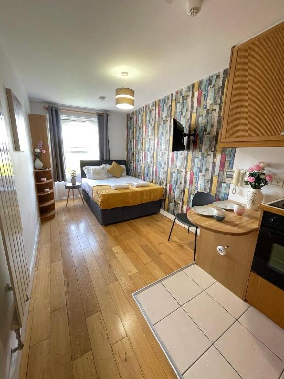 Portobello Road Artistic Studios 'BUDGET' - Standard Studio