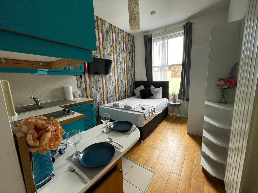 Portobello Road Artistic Studios 'BUDGET' - Standard Studio
