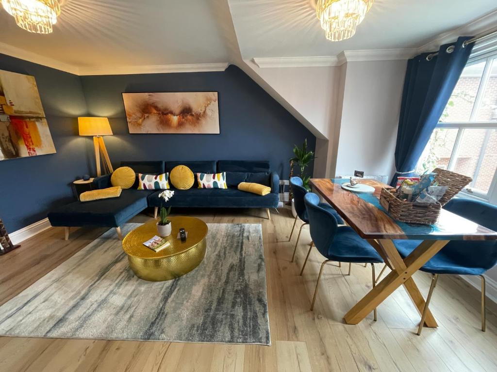 sala de estar con sofá y mesa en Luxury Boutique Apartment - Amazing City Location, en Cambridge