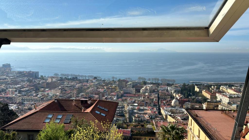 ナポリにあるPanoramaの海を背景にした市街の景色