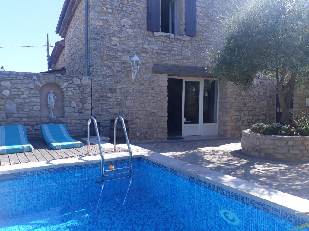 una casa con piscina al lado de un edificio en Maison de charme, en Aix-en-Provence