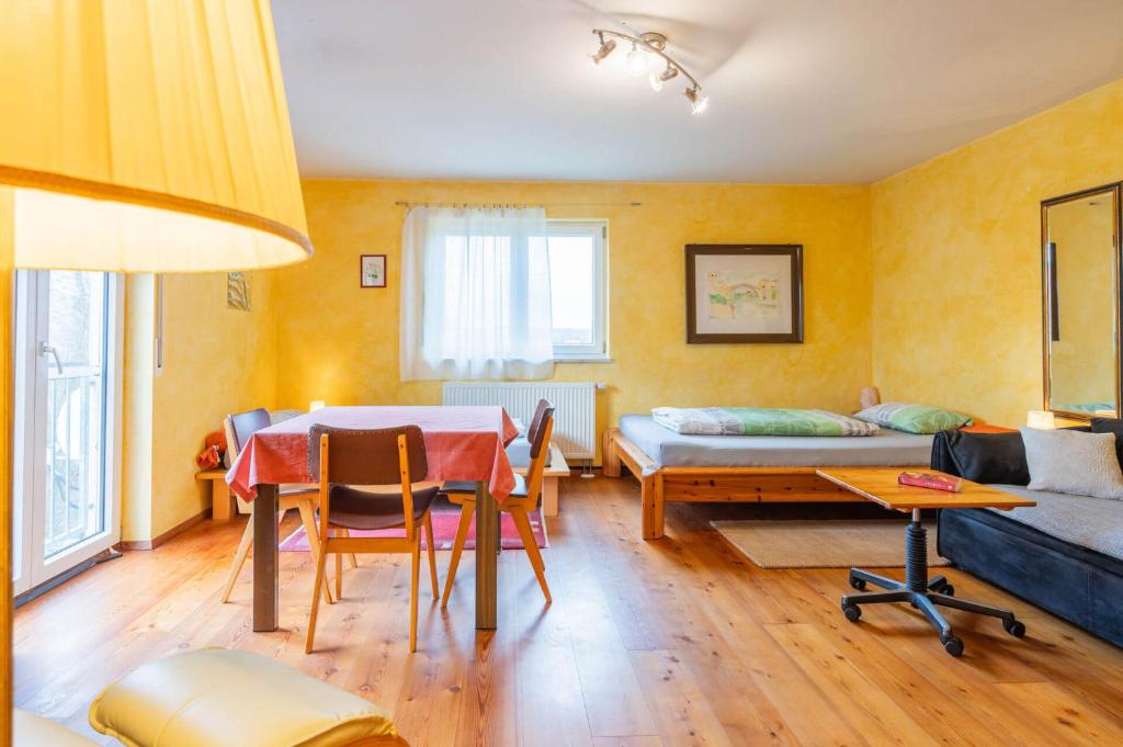 ein Wohnzimmer mit einem Tisch und einem Sofa in der Unterkunft Ruhe auf dem Land 1 - Maria in Aulendorf