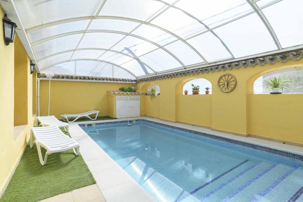 una piscina con tragaluz y una piscina en Casa Rural "compartida" La Loma en Granada