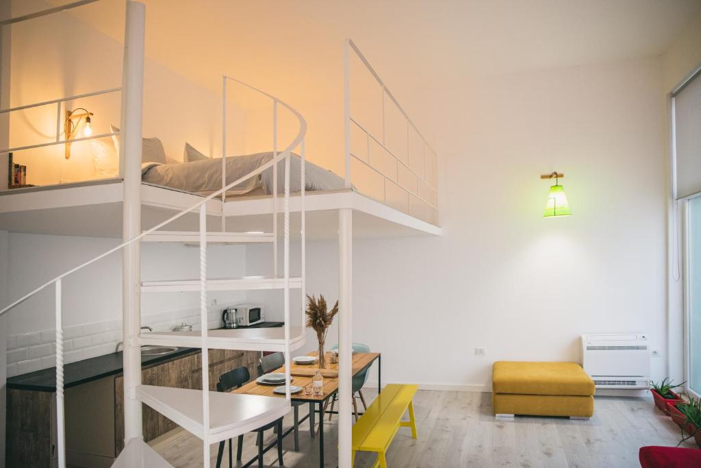 um quarto com um beliche e uma sala de jantar com uma mesa em Sun&Moon Ohridlake Apartments em Pogradec
