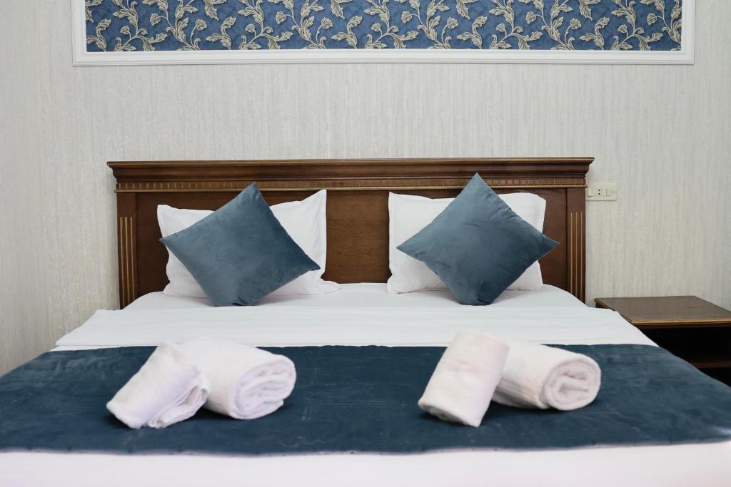 Postel nebo postele na pokoji v ubytování Royal Renaissance Hotel