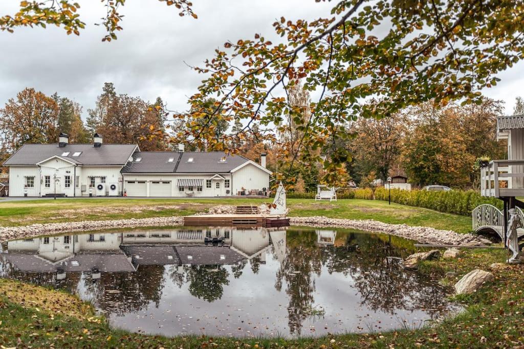 Výhled na řeku, která protéká v blízkosti vily