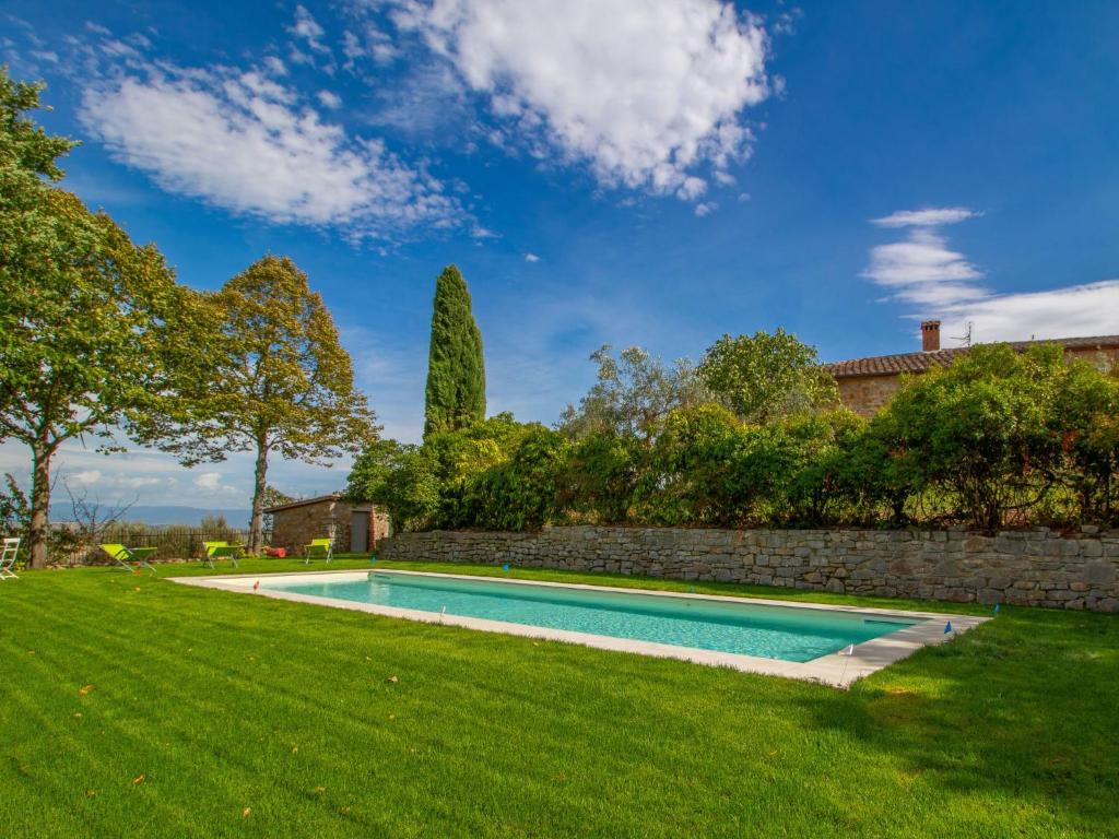 una piscina en un patio junto a una pared de piedra en Holiday Home Pietreto by Interhome, en Ravigliano