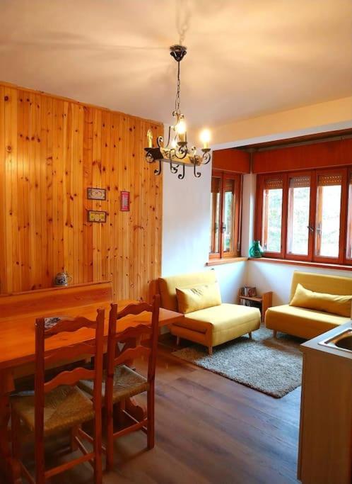 ein Wohnzimmer mit einem Esstisch und einem Sofa in der Unterkunft Residence Panorama Rivisondoli in Rivisondoli