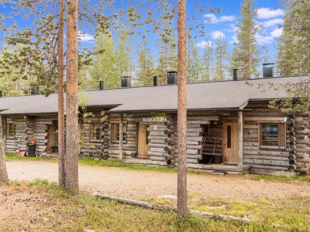 una cabaña de madera con árboles delante de ella en Holiday Home Ruskatupa 2 by Interhome, en Sirkka